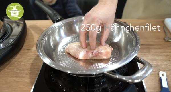 Wenn der Audiotherm 'ruft', den Herd um ca. 1/3 der Hitze reduzieren.(zb von Stufe 8 auf 5) 
Die abgetupfte Hähnchenbrust in die heiße Pfanne legen und gut andrücken.