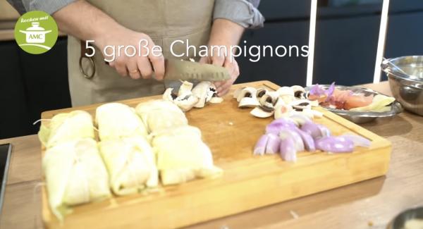 Champignons in kleine Stücke schneiden und mit zu den Rouladen geben.