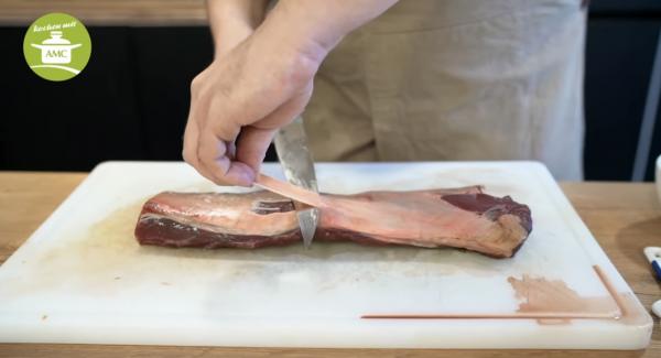 Hirschrücken von der Silberhaut befreien. Die Verschnitte für die Bratensoße verwenden. Das Fleisch sollte vor dem Braten ca. 2 Stunden vorher herausgenommen werden.