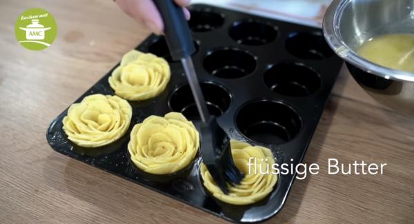 Und anschließend mit flüssiger Butter bestreichen.
Die Rosen bei 180°C für 45min backen.