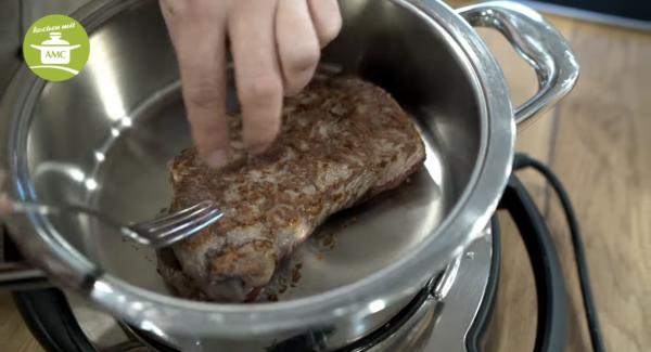 Beide Varianten: Sobald das Fleisch eine gute Bräune hat, Fleisch wenden.