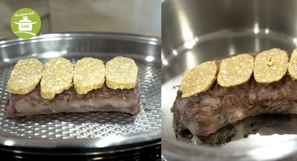 Beide Varianten: Wenn das Fleisch gewendet wurde, kann die Nusskruste auf das Fleisch gelegt werden.