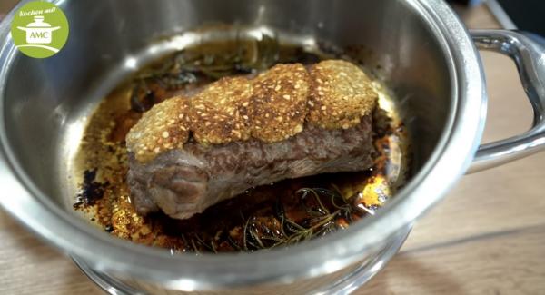 Das Fleisch nach dem Backen herausnehmen und ca. 10 min ruhen lassen.