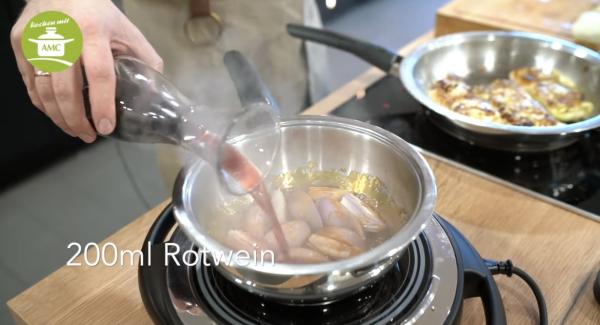 Mit dem Rotwein ablöschen. Thymian hinzugeben und ca. 5 min köcheln lassen.
