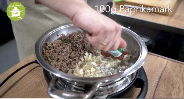 100 g Paprika und Tomatenmark hinzugeben und mitrösten.