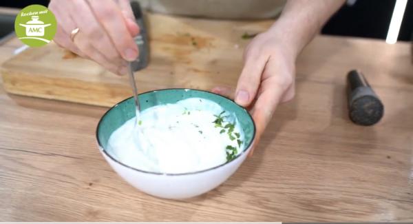 Knoblauch pressen, optional im Mörser zerkleinern und unter den Joghurt mischen. Mit frischer Minze, Salz und Pfeffer verfeinern.