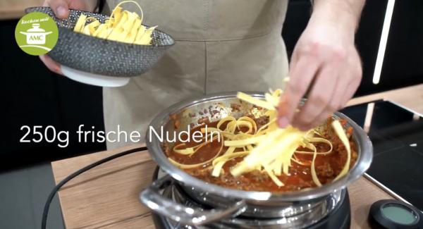 250g frische Nudeln mit in die Pfanne geben und alles gut umrühren und mit Salz und Pfeffer nach Belieben würzen.