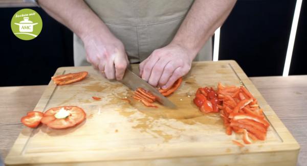 2 Paprika in dünne Streifen schneiden.