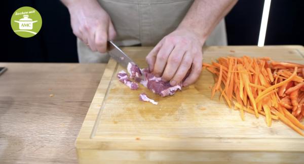 In der Zwischenzeit das Fleisch auch in ganz feine Streifen schneiden.