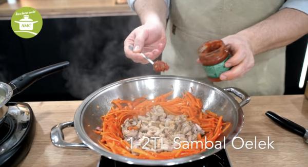 Sobald das Fleisch gut angebraten wurde, mit Sambal Oelek verfeinern, salzen und pfeffern und gut durchrühren.