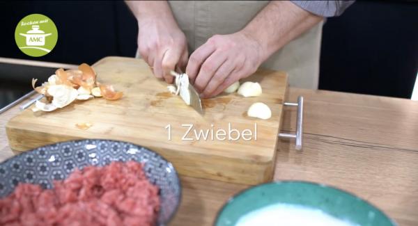 In der Zwischenzeit die Zwiebel(n) schälen und klein schneiden.