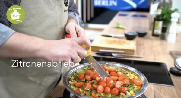 Wenn die Zeit abgelaufen ist, Tomaten hinzufügen und den Abrieb einer Zitrone, anschließend alles gut umrühren.