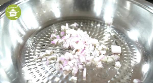 Olivenöl in die Pfanne geben und die Schalotten darin andünsten.
