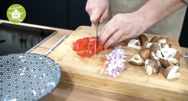 Zunächst das Gemüse in große Würfel schneiden und die Champignons vierteln.