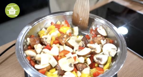 Nach kurzem andünsten Paprika, Fenchel und Champignons ca. 5 min mit anbraten.