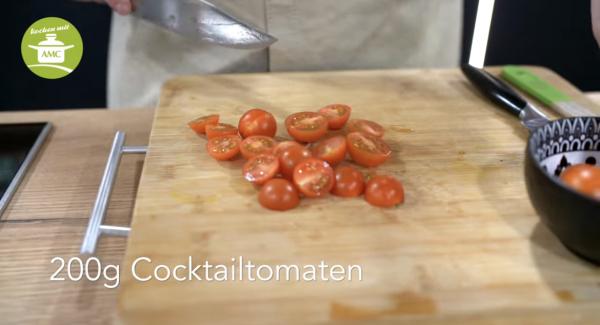 In der Zwischenzeit die Tomaten halbieren.