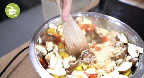 Alles zusammen verrühren und kurz weiter braten lassen. Salzen und Pfeffern.
