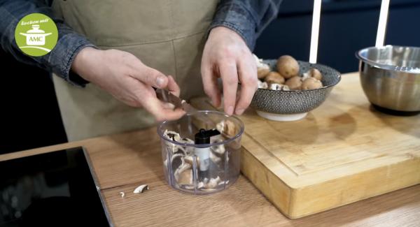 Champignons putzen, vierteln und im Quickcut klein hacken.