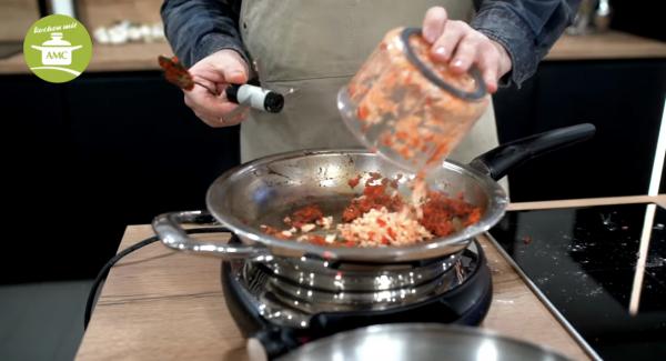 Zwiebel, Knboblauch und Chili ebenfalls kleinhacken und mit in die Pfanne geben.