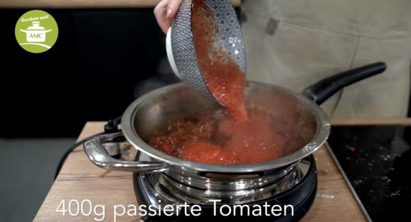 Anschließend 400g passierte Tomaten hinzugeben. Salz und Pfeffer hinzugeben und gut umrühren.