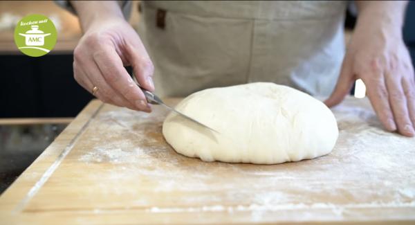 Den 'Boden' des Teiges gut bemehlen und das Brot vorsichtig anritzen und auch oben etwas bemehlen, damit es nach dem Backen schön aussieht.