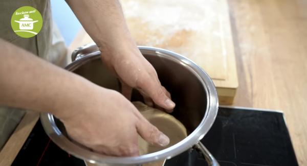 Das Brot vorsichtig reinlegen. Achtung, der Boden sollte bemehlt sein.