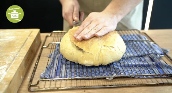 Den oberen Deckel abschneiden und den warmen Käse mit den Brotstücken genießen.