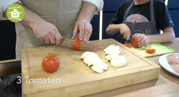 Mozzarella und Tomaten in Scheiben schneiden.