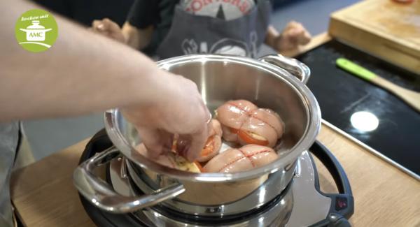 Sobald der Topf heiss ist, Navigenio auf Stufe 3 Stellen und die Filets reinlegen.