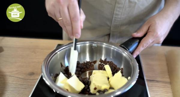 Butter und Kuvertüre im Wasserbad schmelzen lassen oder in der Sauteuse auf kleiner Stufe (max. Stufe 3) erwärmen, bis alles eine homogene Masse ergibt. Danach vom Herd nehmen, damit die Masse wieder etwas abkühlt.