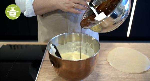 Ist die Schokomasse nicht mehr heiss, langsam in die Eiermasse zu einem glatten Teig unterrühren lassen.