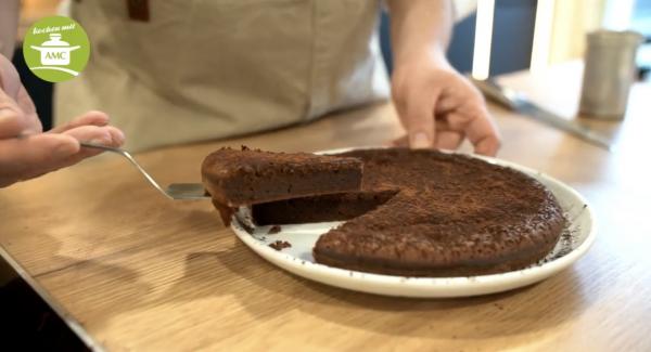 Die Tarte noch etwas abkühlen lassen und dann warm genießen.