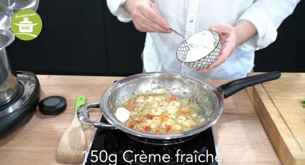 Die Pfanne mit den Garnelen ausmachen. Creme Fraiche und ca. zwei Schöpfkellen Pastawasser hinzugeben und alles zusammen vermengen.