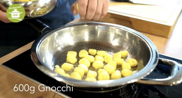 Dann die Gnocchi in die Pfanne geben und kurz von allen Seiten anbraten.