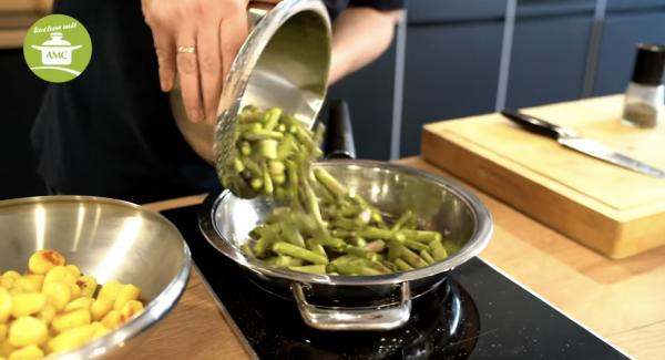 Anschließend wieder aus der Pfanne nehmen und den geschnittenen Spargel von allen Seiten gut anbraten und immer wieder wenden.