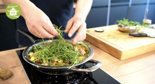 Herd ausstellen und zum Schluss mit Rucola und den Tomaten verfeinern.