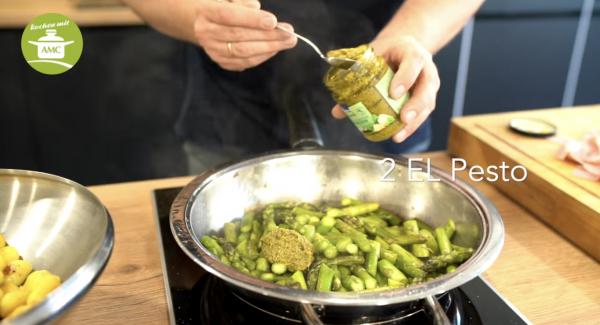 Ist der Spargel gut angebraten, salzen, pfeffern und mit 2 EL Pesto vermischen.