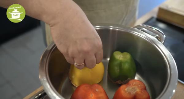 Wenn der Pieper ruft, die Navigenio zurück auf Stufe 3 stellen und die Paprika kopfüber ca. 1 Minute  anbraten lassen und wieder herausnehmen.