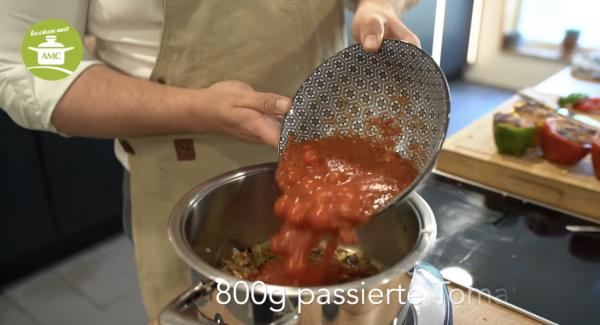 Mit gehackten Tomaten ablöschen.