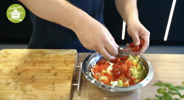 Eisbergsalat, Tomaten, Paprika, Zwiebeln klein schneiden.