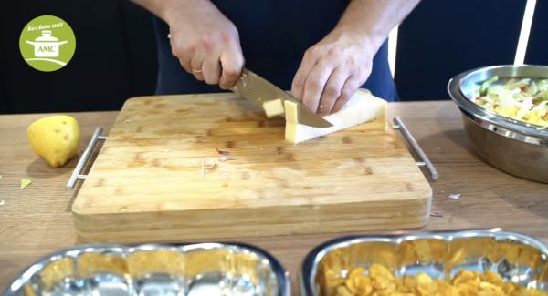 Parmesan hobeln oder klein schneiden.