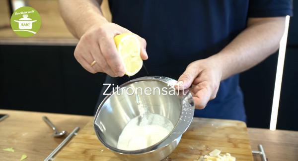Für das Dressing den Joghurt mit dem Saft einer halben Zitrone und Schuss Sojasauce vermischen. Mit Salz und Pfeffer abschmecken.