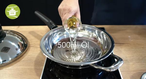 500 ml Öl in der Pfanne auf hoher Stufe bis zum Fleischfenster erhitzen.
