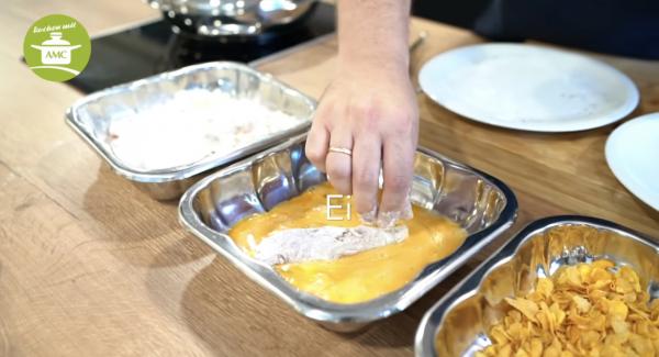 Anschließend zuerst im Mehl wenden, dann im Ei und zum Schluss in den Cornflakes wälzen. Tipp: Die Cornflakes mit der Hand etwas zerbröseln.