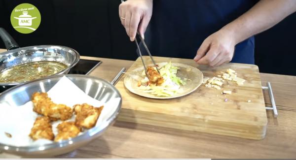 Die fertigen Filets kann man auf Küchenpapier im umgedrehten Deckel abtropfen lassen.