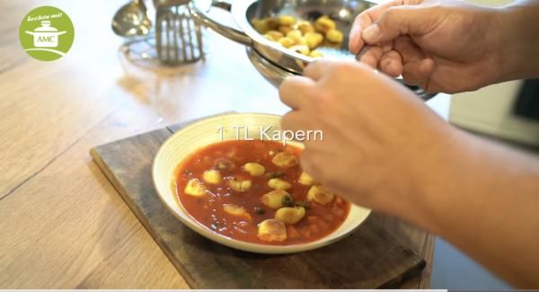 Die Suppe sofort mit den Gnocchi servieren und mit Petersilie und Kapern anrichten.