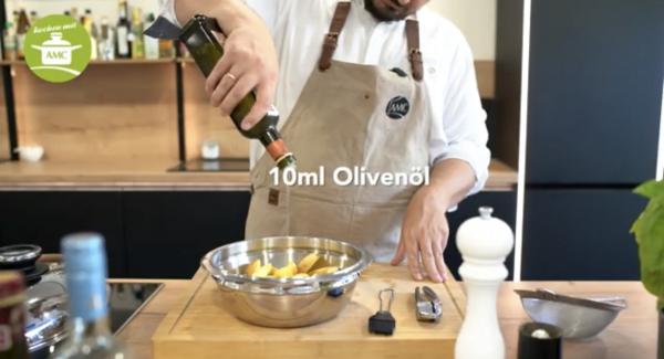 Die Kartoffelspalten in eine Schüsselgeben und mit Salz und Pfeffer würzen. Olivenöl hinzugeben und mit Rosmarin und Knoblauchzehen marinieren.