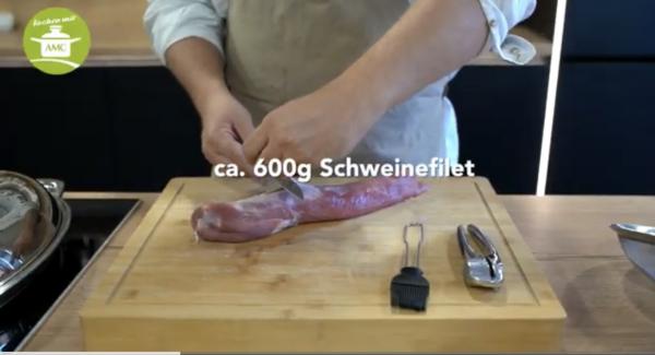 Das Schweinefilet von der Silberhaut befreien und mit einem Papiertuch trockentupfen.