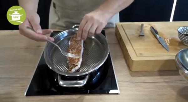 Das Filet reinlegen und erst wenden, wenn das Fleisch gut gebräunt ist und sich leicht lösen lässt. Fleisch von allen Seiten gut anbraten.