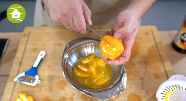 Die Orangenfilets vorbereiten und den Saft in einer Schüssel auffangen.